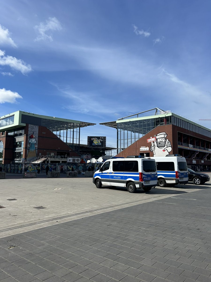 #Schalke - aktueller Stand: Polizeiwagen: 2 Schalkefans: 6