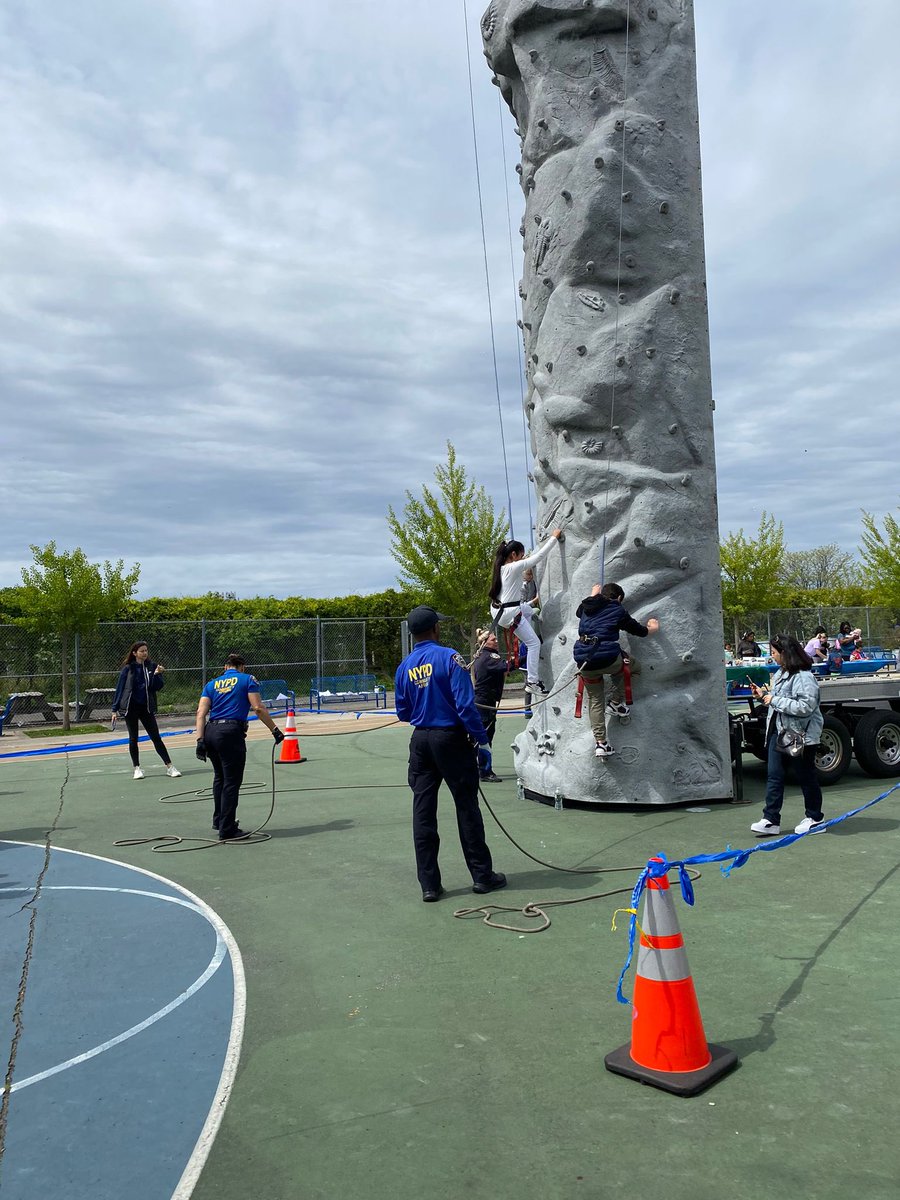 MOIA attended #ScienceSaturday 🧪🥼🔬🧬 at PS 121 in #Bensonhurst last weekend. We joined @NYPDCommAffairs, @NYCWater, & #Brooklyn community organizations to share city resources to parents & students. Partnering w/schools ensures we deliver key info to New Yorkers of all ages.
