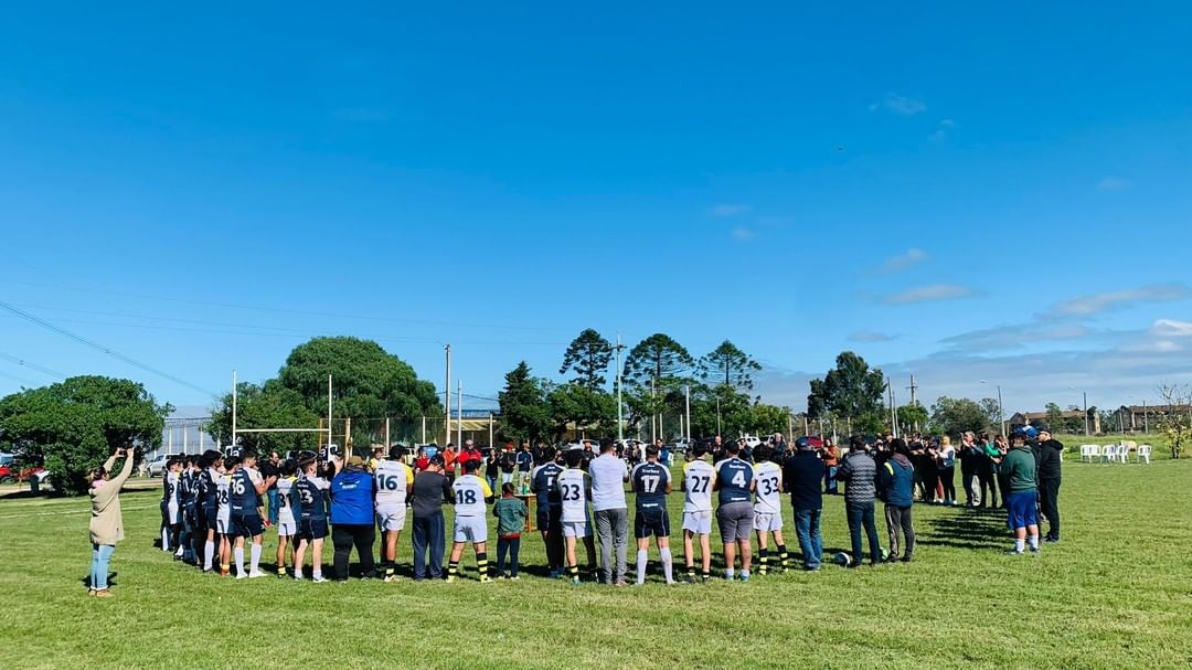 🏆 𝗖𝗼𝗽𝗮 𝗝𝘂𝗯𝗶𝗹𝗮𝗿 🏉 El equipo de rugby de los 𝗛𝗮𝗹𝗰𝗼𝗻𝗲𝘀, conformado por adolescentes de @Inisa_Oficial, jugó este fin de semana ante @LiceoJubilar en la cancha abierta de la Colonia Berro. Junto a sus familias, ¡Halcones festejó el triunfo! #Rugby #Valores