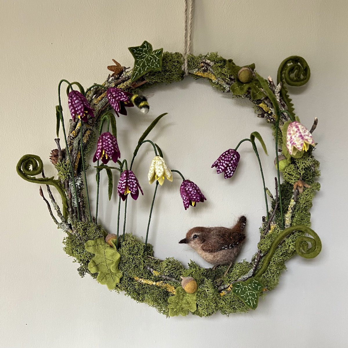 The finished piece … “wren in the fritillaries” which is a #springwreath. I wanted to capture the feeling of a magical forest floor with wild fritillaries in amongst old oaks & ivy
#needlefeltedjennywren #needlefeltedbee #choosewool #campaignforwool #woolart #madeinBath