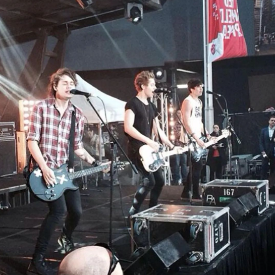 lukehmmingsta's tweet photo. "Faaaanks everyone who came out and sunrise x"

may 15, 2014 https://t.co/vNONbN0vBl