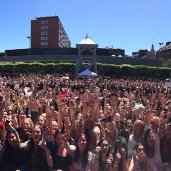 lukehmmingsta's tweet photo. "fanks Sweden :-)"

june 14, 2014 https://t.co/95eEs9K1di