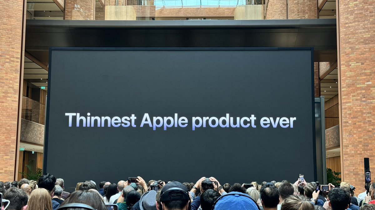 เปิดตัว iPad Pro ใหม่

บางที่สุดเท่าที่เคยมีมา

มี 2 ขนาด 11 นิ้ว และ 13 นิ้ว

รุ่น 13 นิ้ว หนาเพียง 5.1 มิลลิเมตร
ซึ่งถือว่าเป็นอุปกรณ์ Apple ที่บางที่สุดในประวัติศาสตร์ (บางกว่า iPod Nano, บางกว่า iPhone ทุกรุ่น)

#AppleEvent