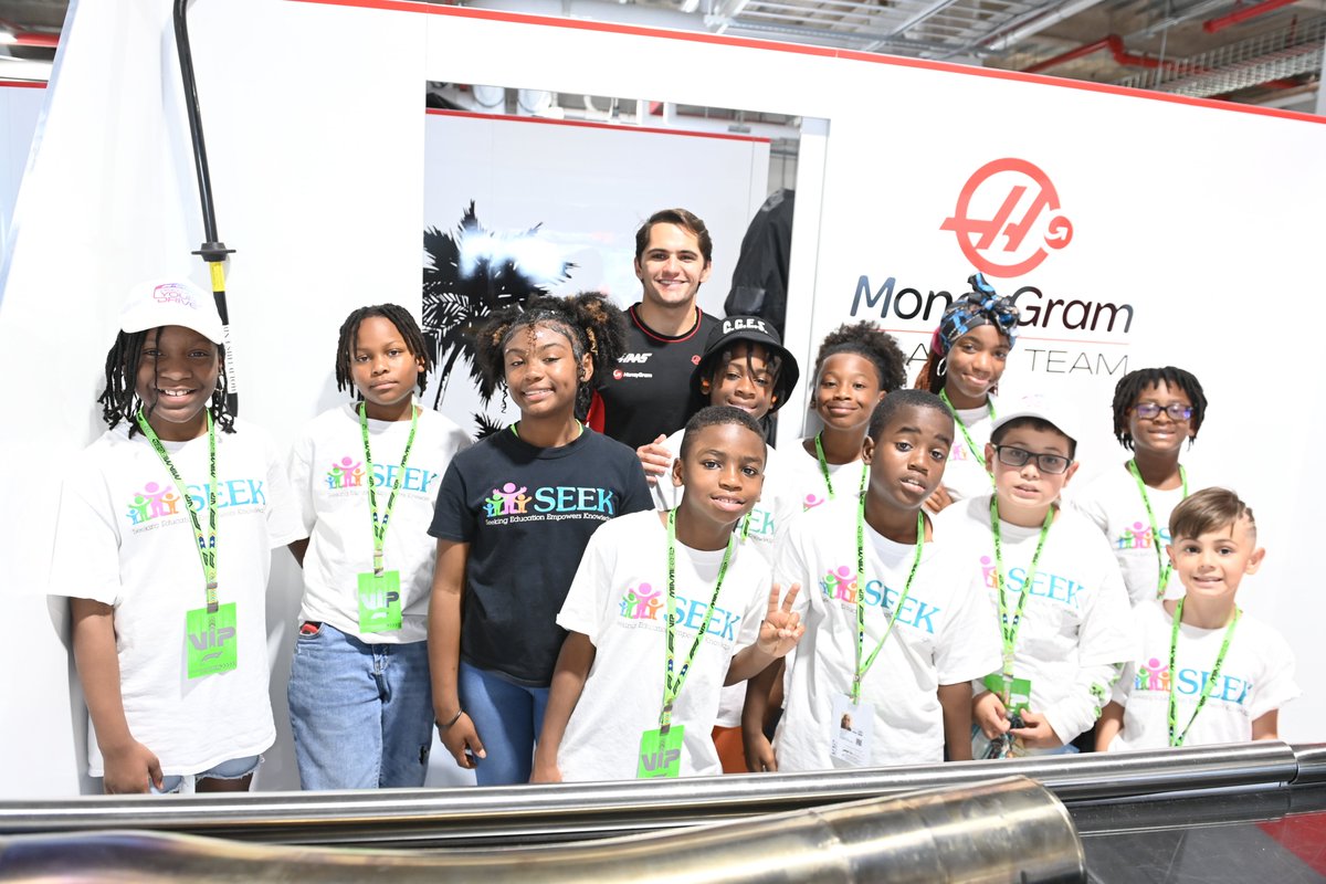 @PiFitti and the #MiamiGP Grid Kids, name a cooler combo? 

#HaasF1