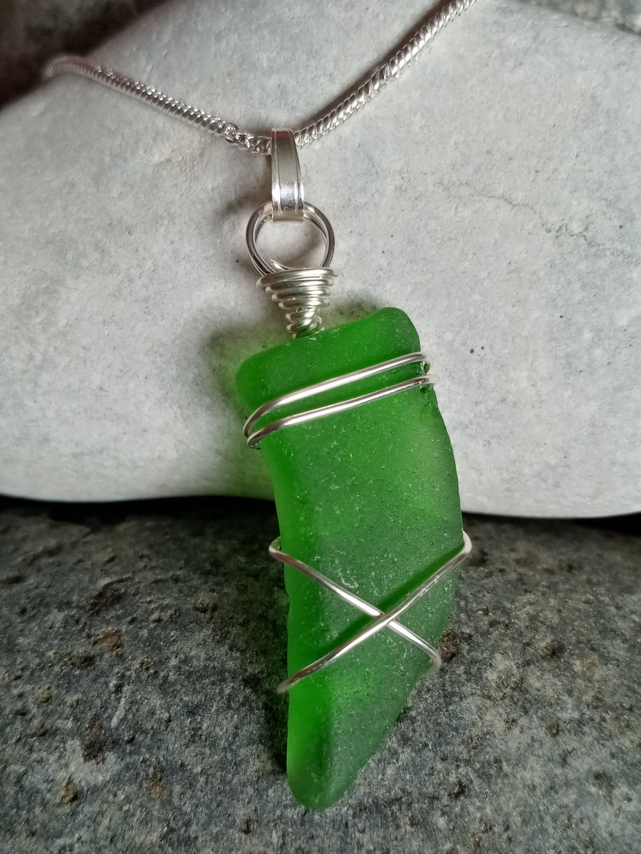 Spring and Summer inspired wire-wrapped Sea glass pendant with silver plated snake chain
folksy.com/items/8336110-…
#CraftBizParty
#HandmadeHour
#folksycraftdrop
#wirewrapped
#jewellery
#pendants
#folksyuk