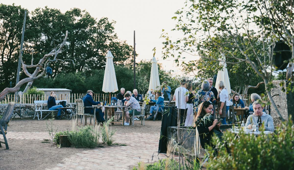 Book now for Friday evening barbecues at Knepp! 🔥 Starting this Friday 10 May, and continuing all summer long. Find out more: knepp.co.uk/friday-barbecu… Big House, a sensational jazz, funk, and blues ensemble from nearby Arundel will inaugurate our barbecue season. 🎶🌿