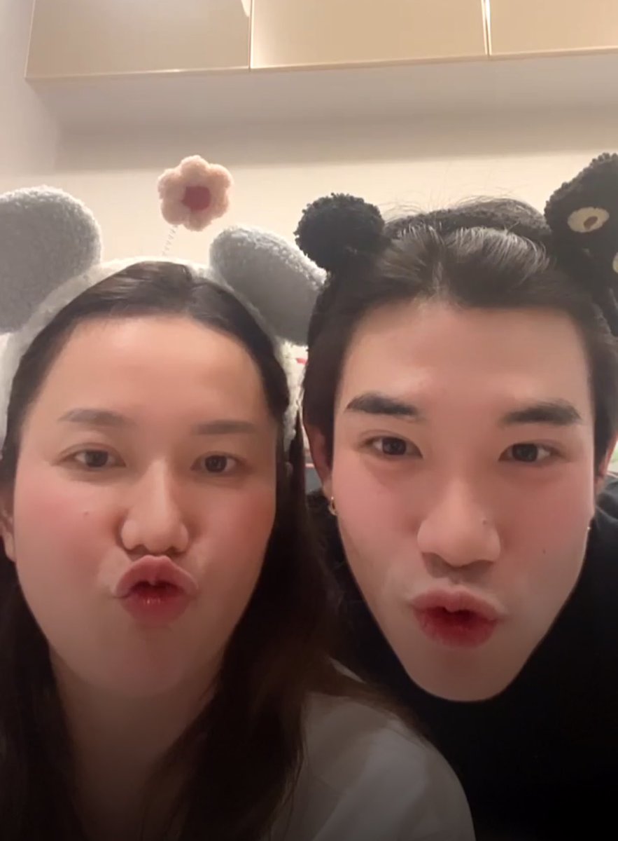 โหหหห เหมือนกันมากก ยิ่งกว่าถ่ายเอกสารอีก