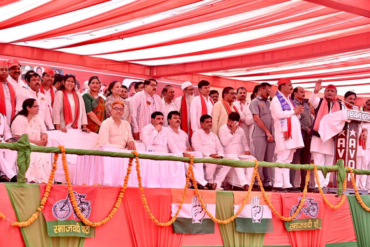 yadavakhilesh tweet picture