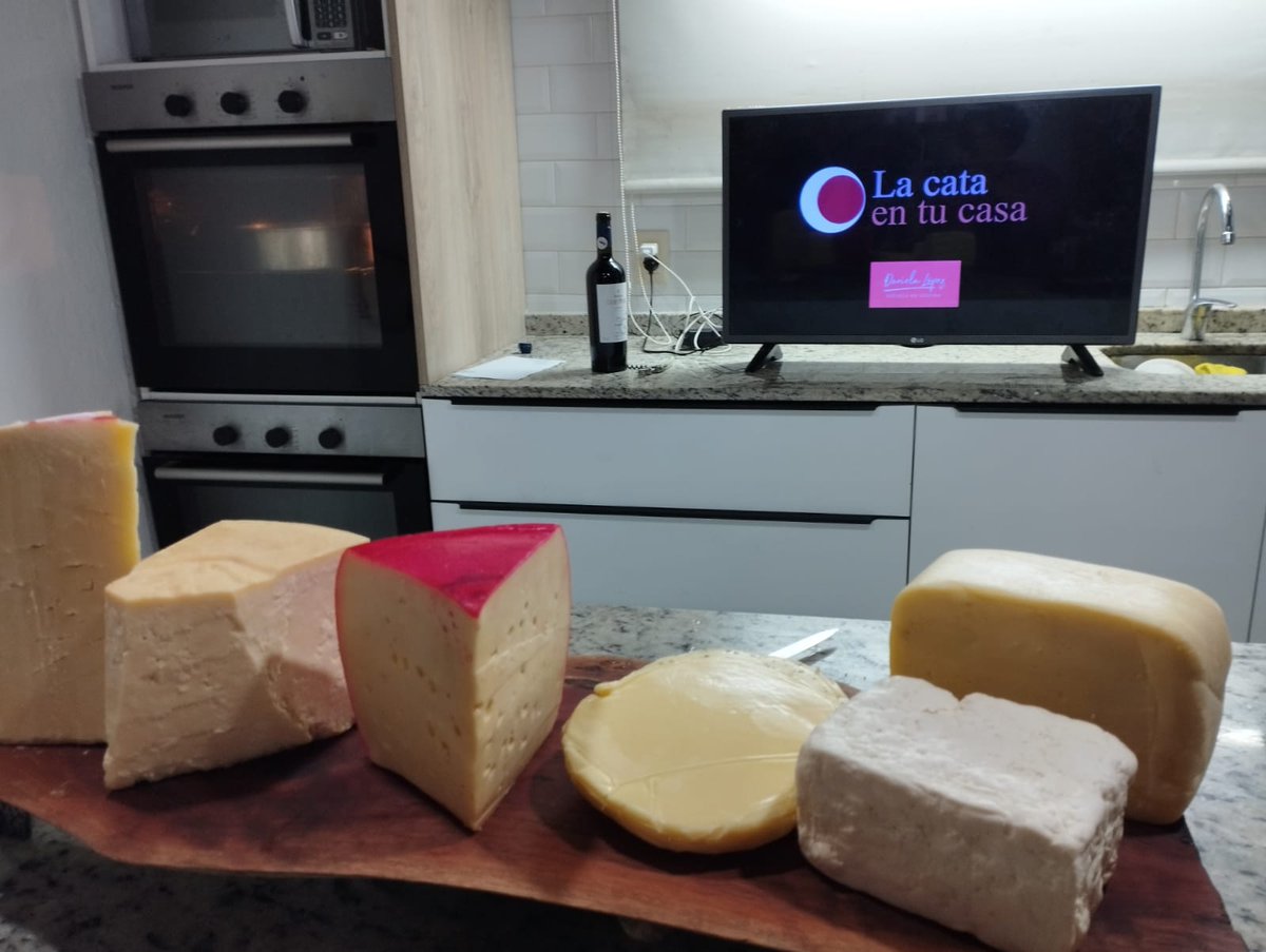 VINOS Y COCINA

Daniela Lopez tiene una escuela de cocina en El Pinar.

Ahora, en forma periodica, <a href="/LaCataEnTuCasa/">LacataEntuCasa</a> se integra a los planes de la escuela.

Preciosa noche, con Juan Castillo (golero de seleccion) atajando todas las copas.

#vino
#cocina