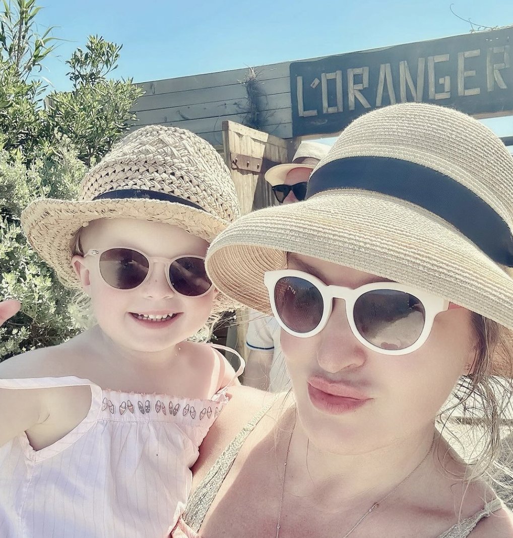 Mama and daughter time ❤️
Moments of pure joy and happiness 💫🌴 #artdeparfum