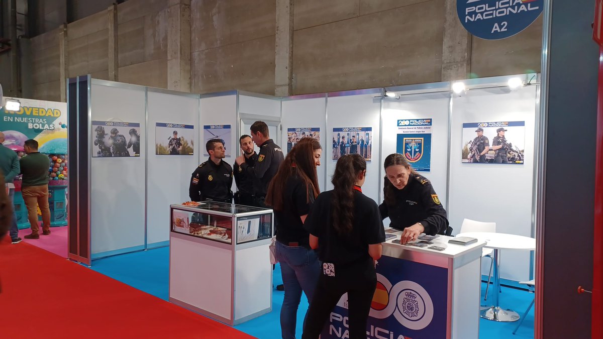 🔹La @policia como cada año está presente en la Feria Internacional del Juego de #Madrid celebrada en IFEMA, atendiendo y dando #seguridad al sector privado del #juego