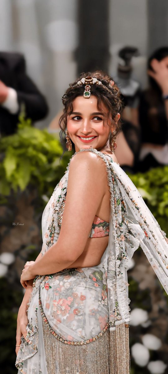 Embodying Elegance With a Touch of AVANT-GARDE ✨

A L I A   B H A T T 🤍🌿
#AliaBhatt