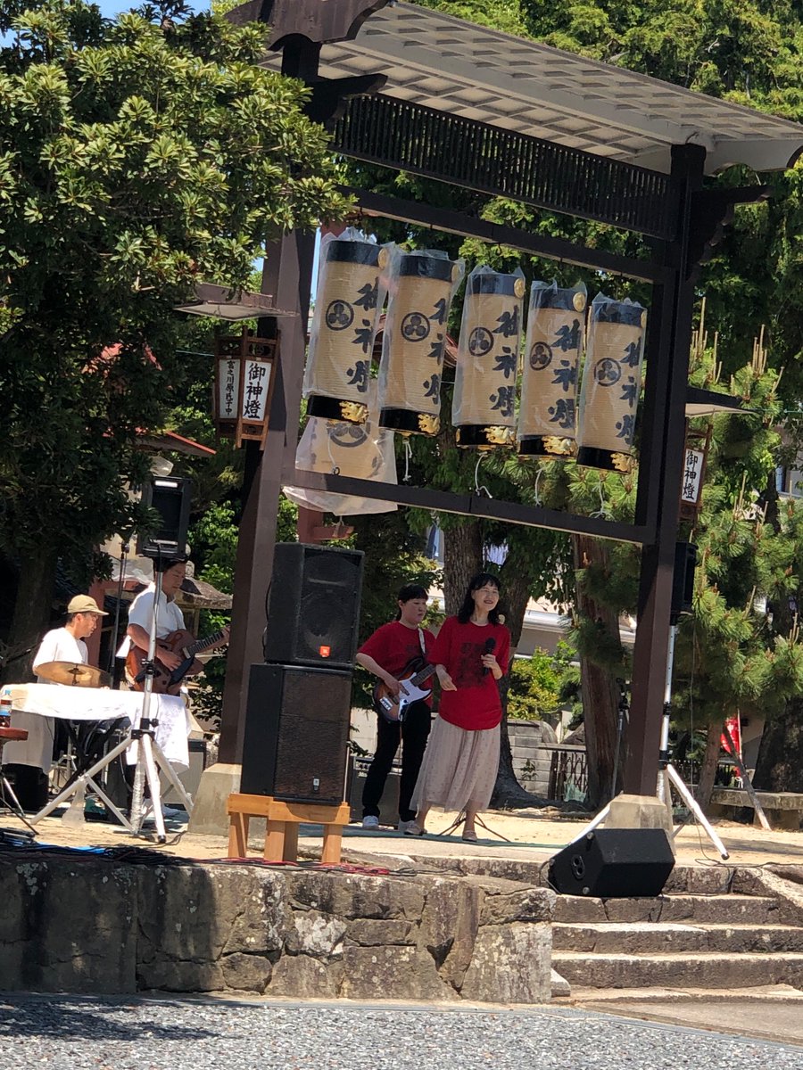 no_082_734's tweet photo. https://t.co/VmHYI92XQM

高槻jazzストリート　神服神社会場でパフォーマンスさせて頂きました　向かいの小学校にむかって青空の中気持ちよく歌い上げました　出演のアーティストさんも素晴らしく、私こんなハーモニー好き❤️って一日中楽しみました
次は５月１２日伊賀市種生です https://t.co/aNYg0BbT7P