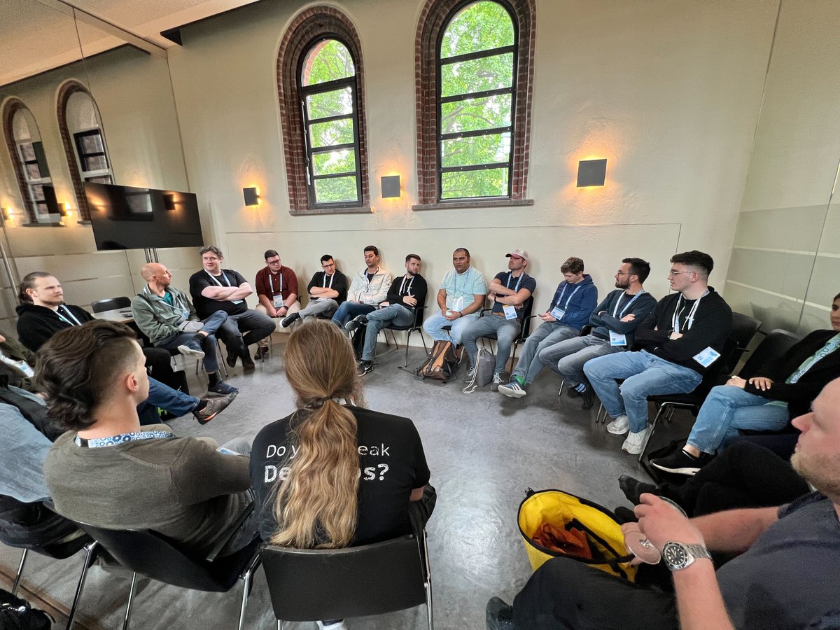 cloudsmith's tweet image. 👀 Open space huddle on safely consuming #opensource software #devopsdaysberlin