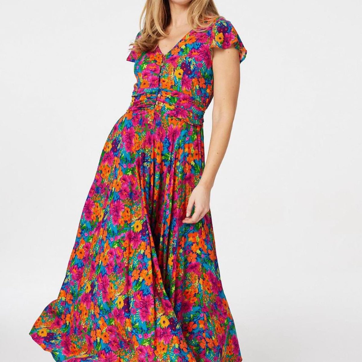 I was pleasantly surprised to see Lisa Faulkner looking great in our gorgeous tropical maxi. Sadly Lisa didn’t buy it from us but still … #colour #maxidress #tropical #swishydress #sunshine #print #dresses #fitandflare #claygate #surreylife #ageless #timeless #islandlife