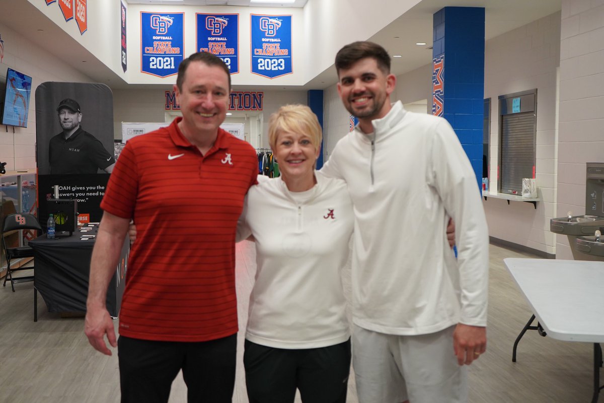 Weekend recap— extremely grateful to @Coaching_U for their friendship & support to grow @AABC_Hoops. 2nd Clinic was a success- a weekend with a full gym of coaches eager to grow. Hoops in AL continues to 📈 all thanks to these coaches (some not pictured) willing to give back.