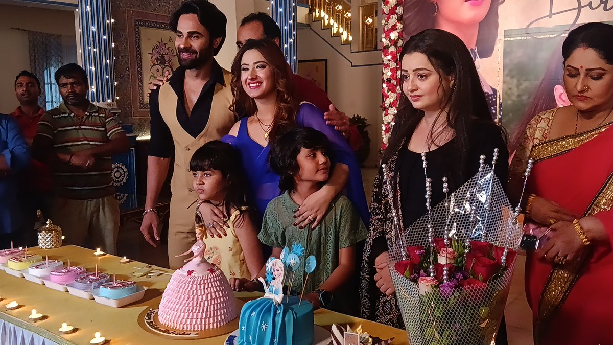 Alisha Panwar Celebrates Her Birthday With Whole Cast of Nath Krishna Aur Gauri Ki Kahani . . #alishapanwar #nathkrishnaaurgaurikikahani