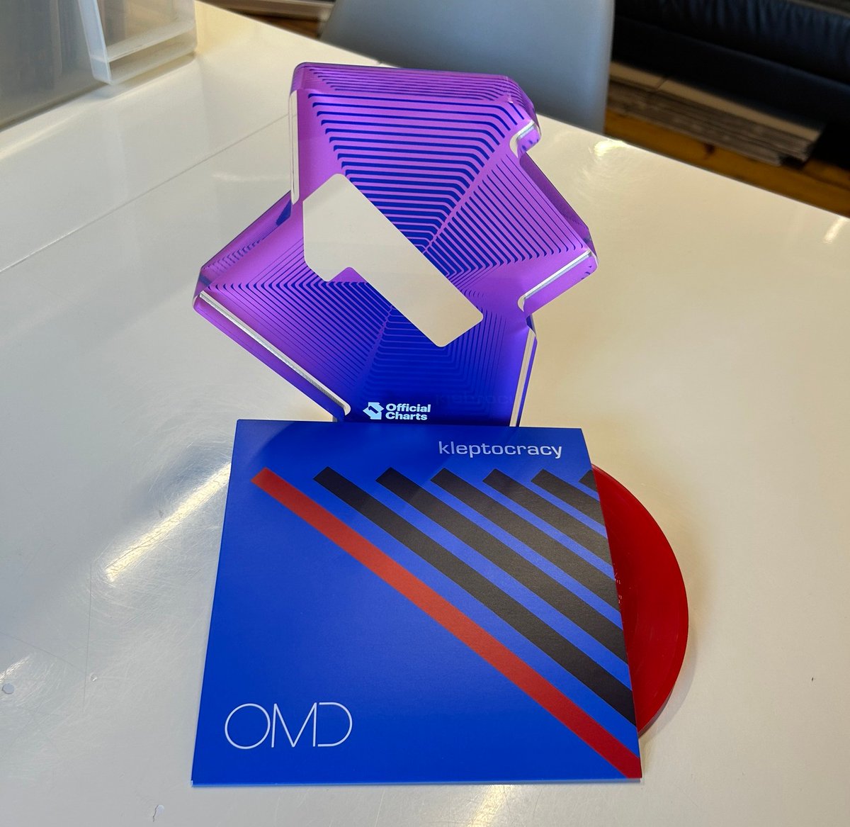 We're thrilled that Kleptocracy has charted at #1 in the Official Vinyl Singles Chart! Read the full chart here: officialcharts.com/charts/vinyl-s… Final copies of the 7': omd.uk.com @officialcharts