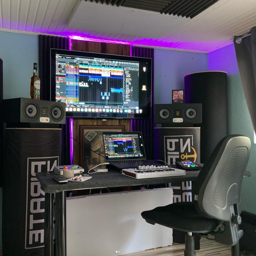 Find the SC305 in the homestudio of producer and songwriter @pirate_beatz_music 🔊Thanks a lot for sharing!

#eveaudio #SC305 #studiomonitors #homestudio #studiogear