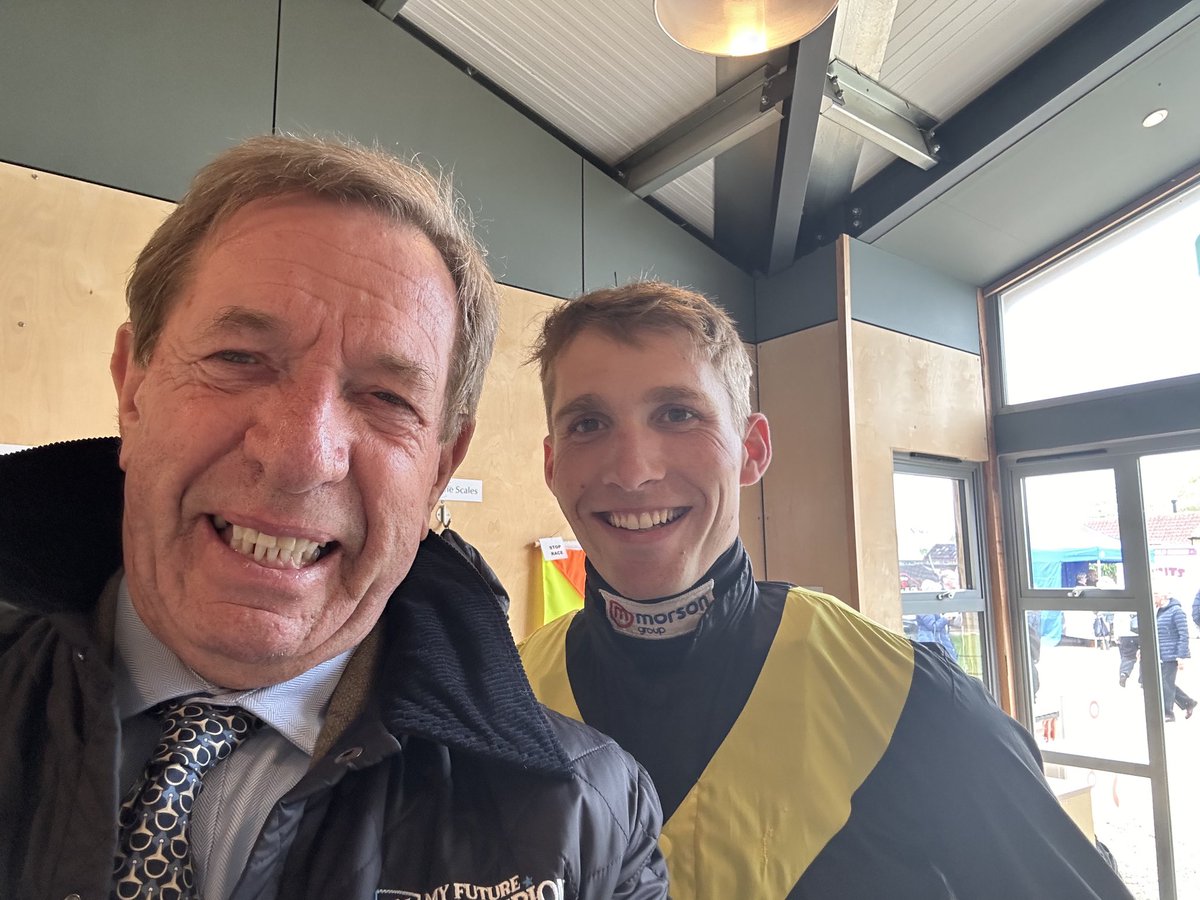 Great to see ⁦Champion Jump Jockey ⁦@CobdenHarry⁩ recording his first win of the new season at ⁦@FakenhamRC⁩ today on SEEYOUINMYDREAMS for ⁦@PFNicholls⁩ and owners including ⁦@real_Sir_Alex⁩ ⁦@ged_mason⁩ 🐎🏆 Well done big fella!