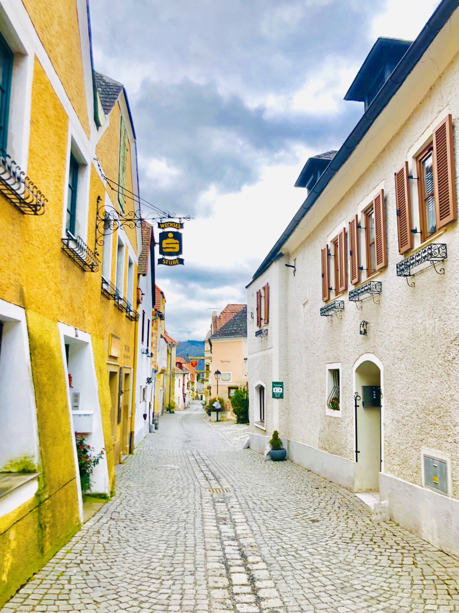 تقع قرية دورنشتاين Dürnstein على الدانوب على بعد أقل من ساعة من #فيينا, وهي تعتبر من القرى الأشهر سياحاًً في منطقة فاخاو Wachau. هل زرتها سابقاً؟ 📷 ©instagram.com/qkxwjs