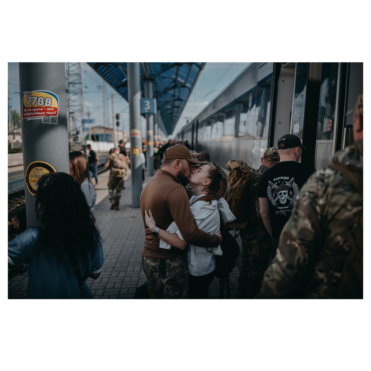 Love always wins! Ukrainian serviceman meets his beloved at the Slovyansk railway station, Donetsk region. 📷: Wojciech Grzedzinski