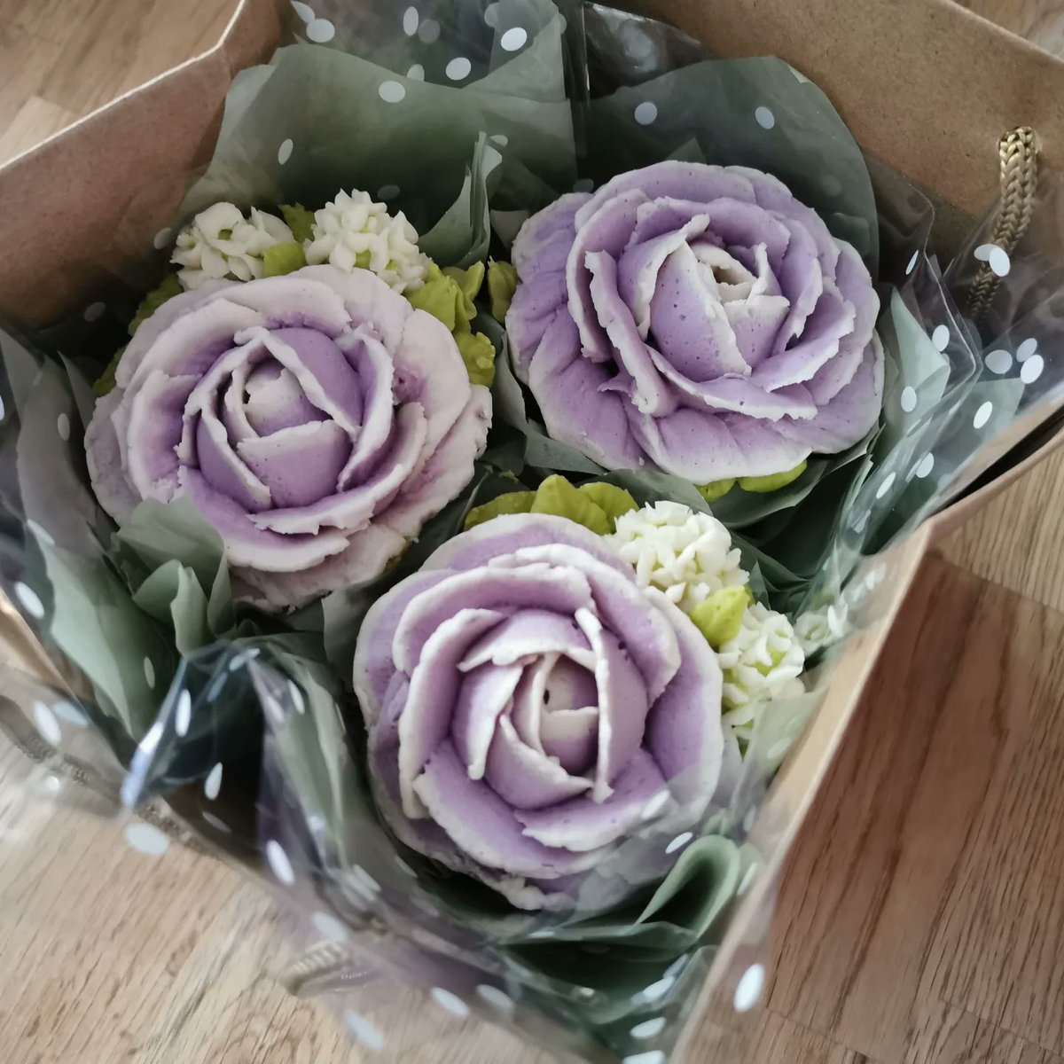 Something a bit different - cupcake bouquets or 'bouqcakes' ordered by my lovely sister-in-law for some friends' birthdays 🎉

Vanilla roses and hyacinths, all beautifully wrapped & presented in a gift bag ❤️

#bouqcake #cupcakez #edibleflowers #floralcupcakes #flowersyoucaneat