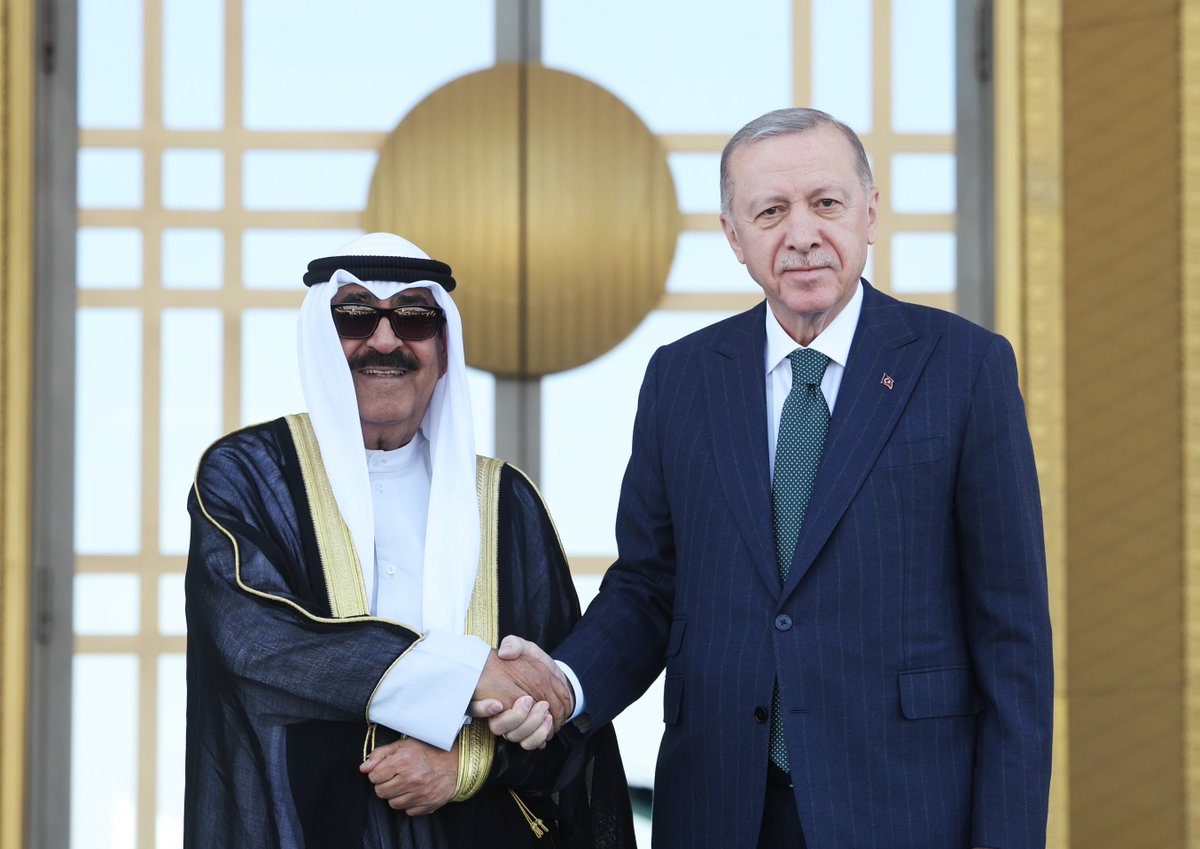 Cumhurbaşkanımız @RTErdogan, Kuveyt Devlet Emiri Şeyh Mişal El Ahmed El Cabir El Sabah'ı resmî törenle karşıladı.