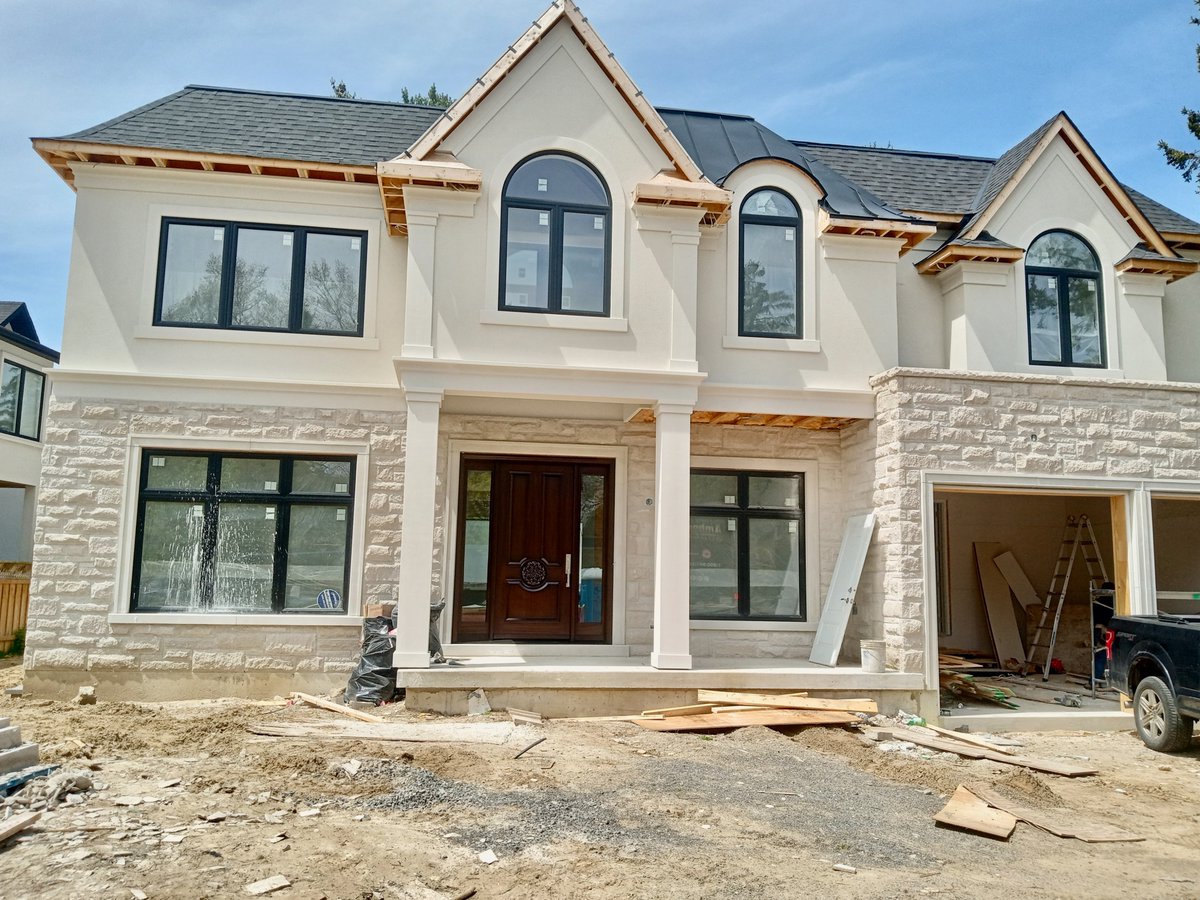 *NEW CONSTRUCTION* features a stunning #custom *SOLID* #mahogany @AmberwoodDoors *DOOR* with 2 sidelights; Brown Mahogany stain; exquisite Rosette carving; High Performance glass; & @emtek_products Mortise lockset!
🇨🇦&🇺🇸Shipping
#doorsofdistinction #doors #madeincanada🇨🇦