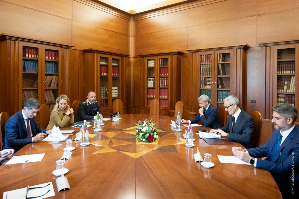 A Roma firmata da #capodellaPolizia Pisani e amministratore delegato del Gruppo  Engineering Ibarra, convenzione per la tutela di reti e sistemi informativi di  supporto alle funzioni istituzionali della società.
poliziadistato.it/articolo/15663…
#essercisempre #7maggio