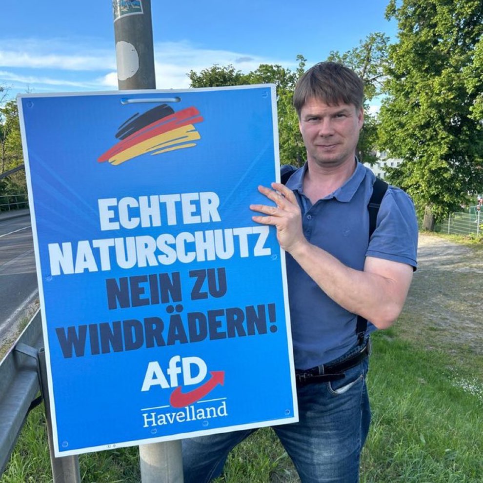 Ich verstehe nicht warum die #fckafd gegen Windräder ist, da könnten die ihre Plakte doch in sicherer Höhe aufhängen…