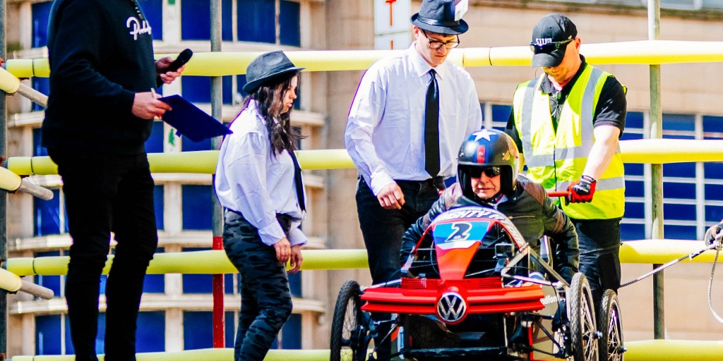 🏎 | The Bradford @SoapboxSuper Challenge returned to the City's streets over the bank holiday weekend! 👉 | Read more about our involvement here: bradfordcollege.ac.uk/news/bradford-… (Photos kindly provided by @bradford_bid) #BradfordSoapbox #SuperSoapboxChallenge