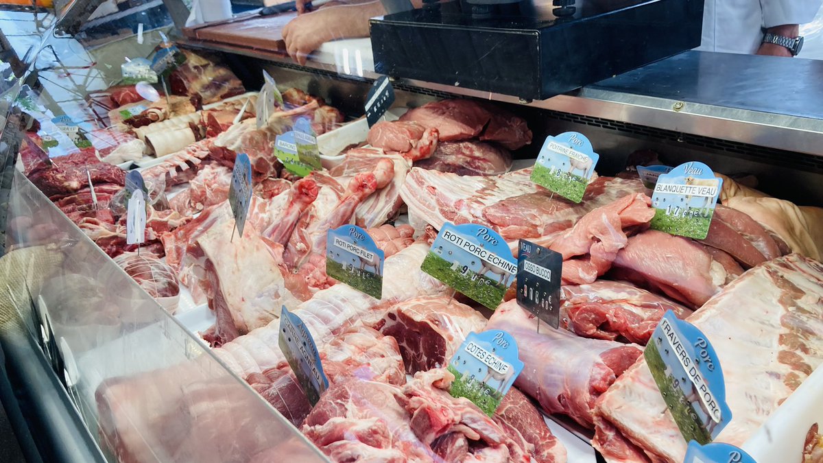 ☀️ C'est l'été avant l'heure donc un tour en ville pour prendre l'air avant d'aller faire les courses au Marché Provençal 🍈 histoire d'acheter quelques bricoles 🥝🍎auprès de nos commerçants🥖 locaux 🥩pour qui les temps sont parfois durs
#JeConsommeLocal #Antibes #ChezNous