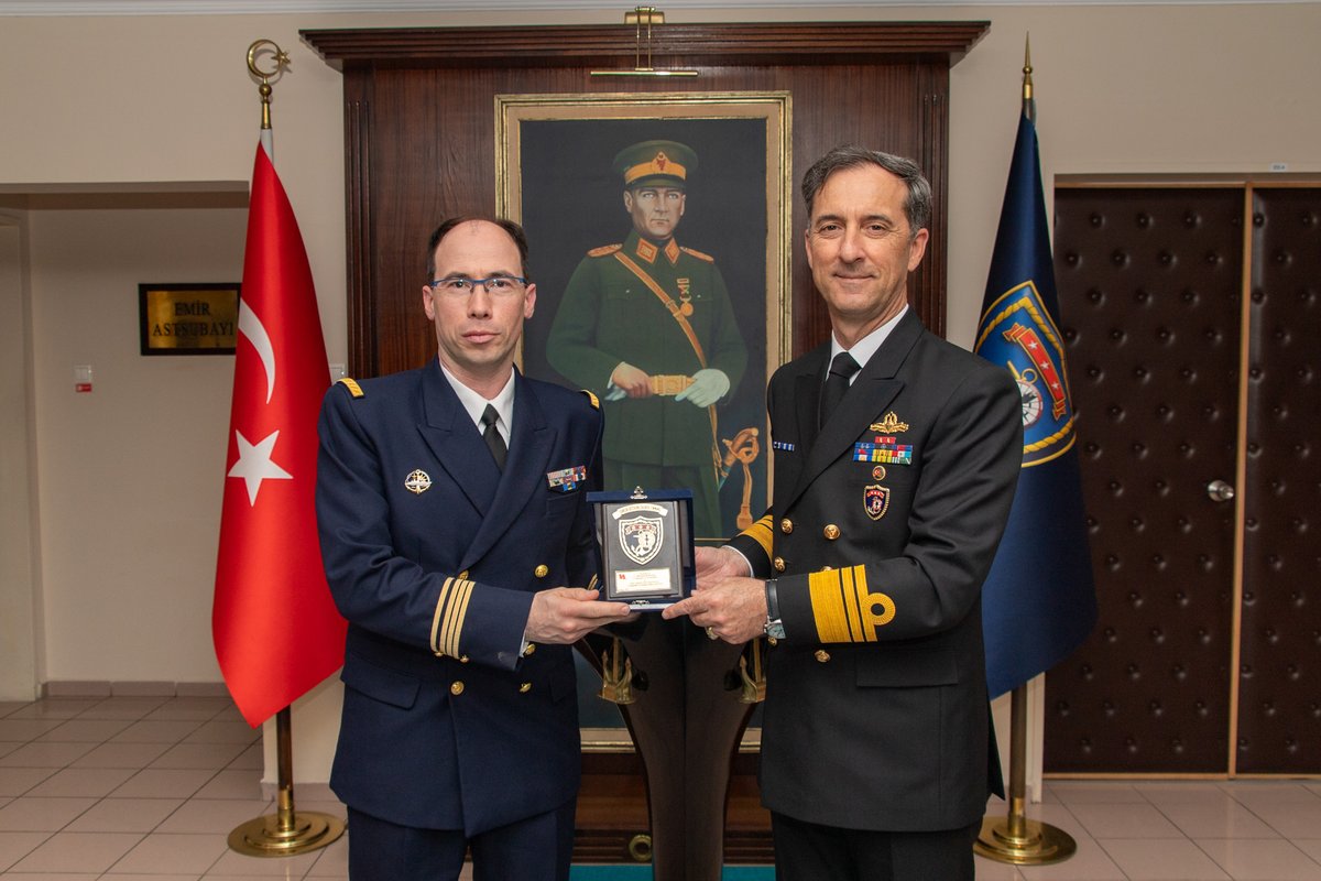 During the port visit to Izmir, COM SNMG2, chief of staff and FS SOMME CO 🇫🇷 visited the 🇹🇷 Southern Area Commander Rear Admiral UH Yalcin PAYAL #strongertogether #WeAreNATO @tcsavunma @MarineNationale @EtatMajorFR @Cecmed_Off @NATO @JFC_Naples