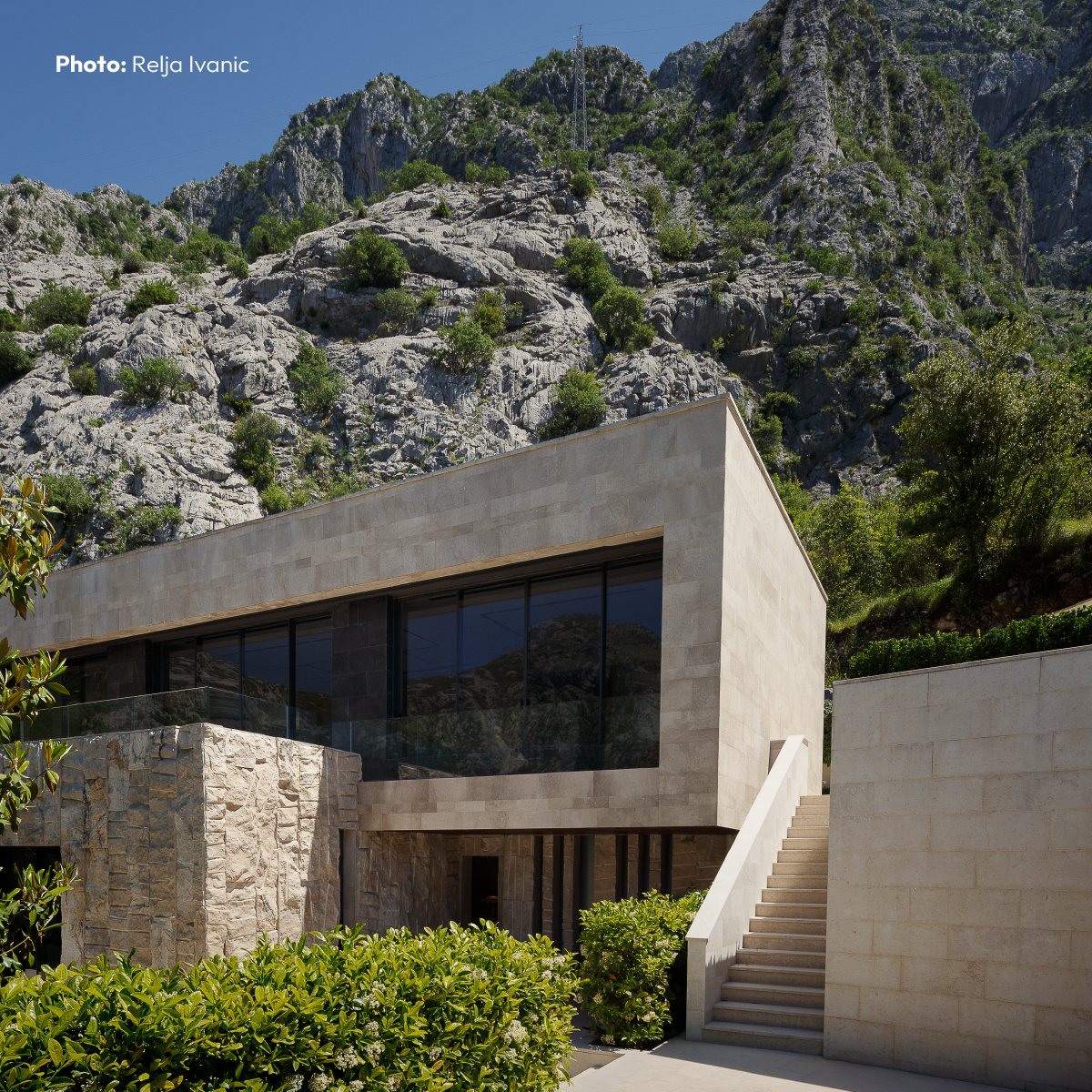 Mandragora Villa, by Dr Sonja Radovic, used our reinforced concrete to adapt to the local terrain and take advantage of natural light, offering stunning views of Montenegro. It was a 2023 #CemexBuildingAward International Edition finalist in the Residential Housing category.