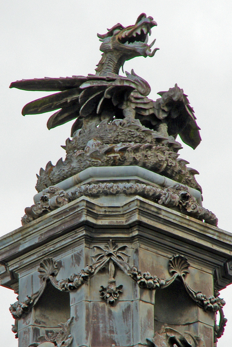 from archives: i also discovered #dragon on top of #CityHall, #cardiff, in 2013.
アーカイヴより。一緒に発見した、#カーディフ市庁舎 の屋根に鎮座する #龍。