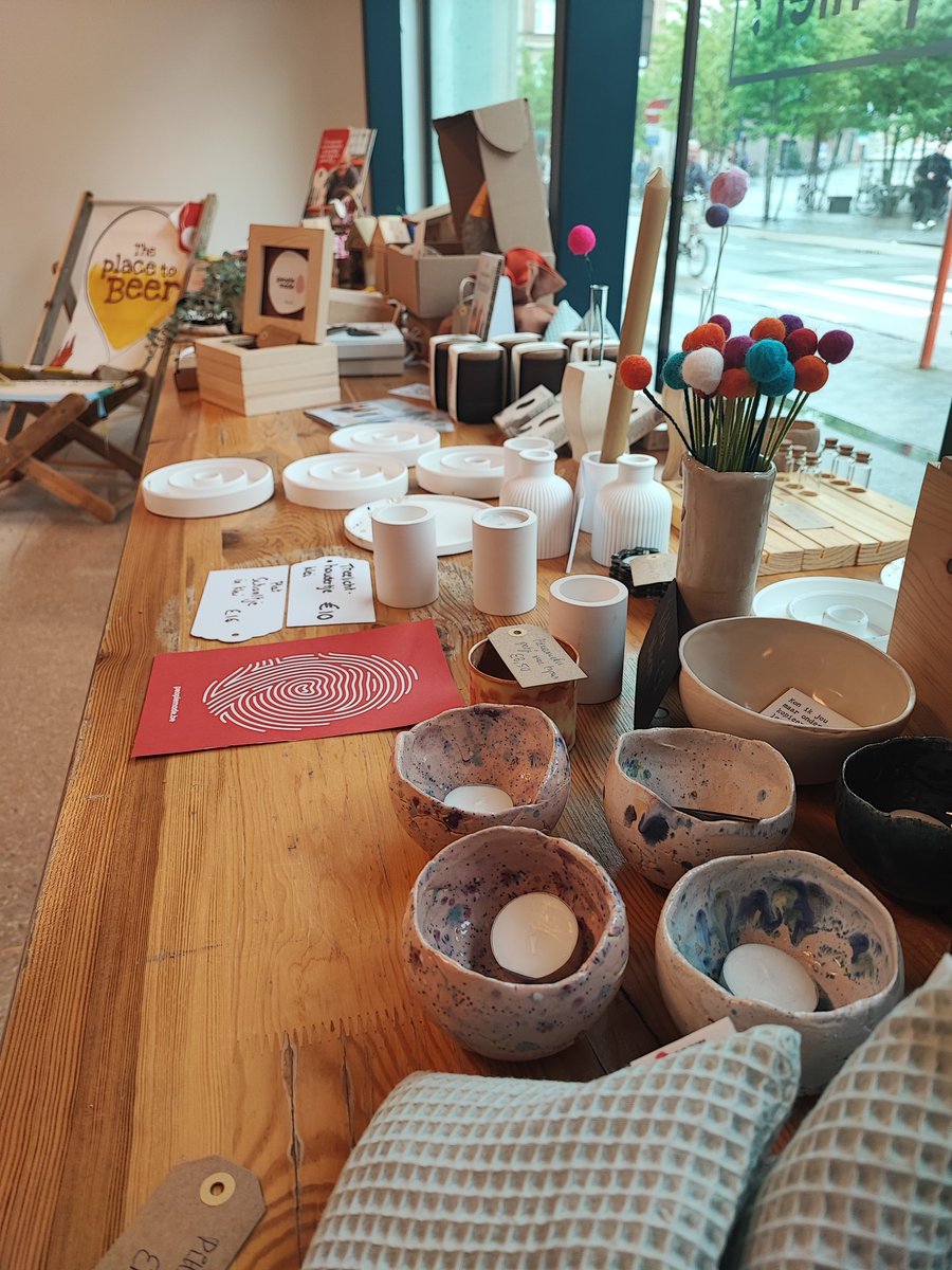 In @stadleuven opende vandaag voor één dag pop-up winkel van People Made, met heleboel dingen gemaakt door mensen die niet op gewone arbeidsmarkt terechtkunnen. People Made viert zo dat het nu ook officieel een onderneming is #robnieuws #robtv