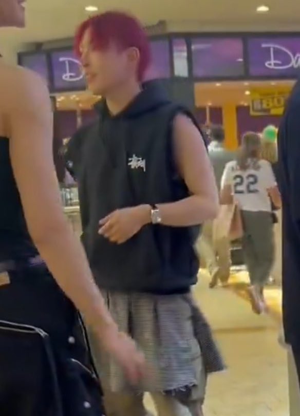 hongjoong wearing skirts offstage is so special to me