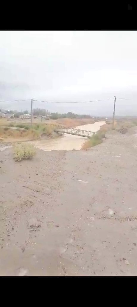 🌧️ Temporal de lluvia en #ComodoroRivadavia 
'En KM8 se comenzó a desmoronar un puente y los vecinos no pueden circular', @germanvelazcook en @CadenaTiempo 
🔹 La estimación es 53mm caídos 
🔹 El pronóstico de precipitaciones se mantiene hasta la noche 
🔹 Vecinos autoevacuados