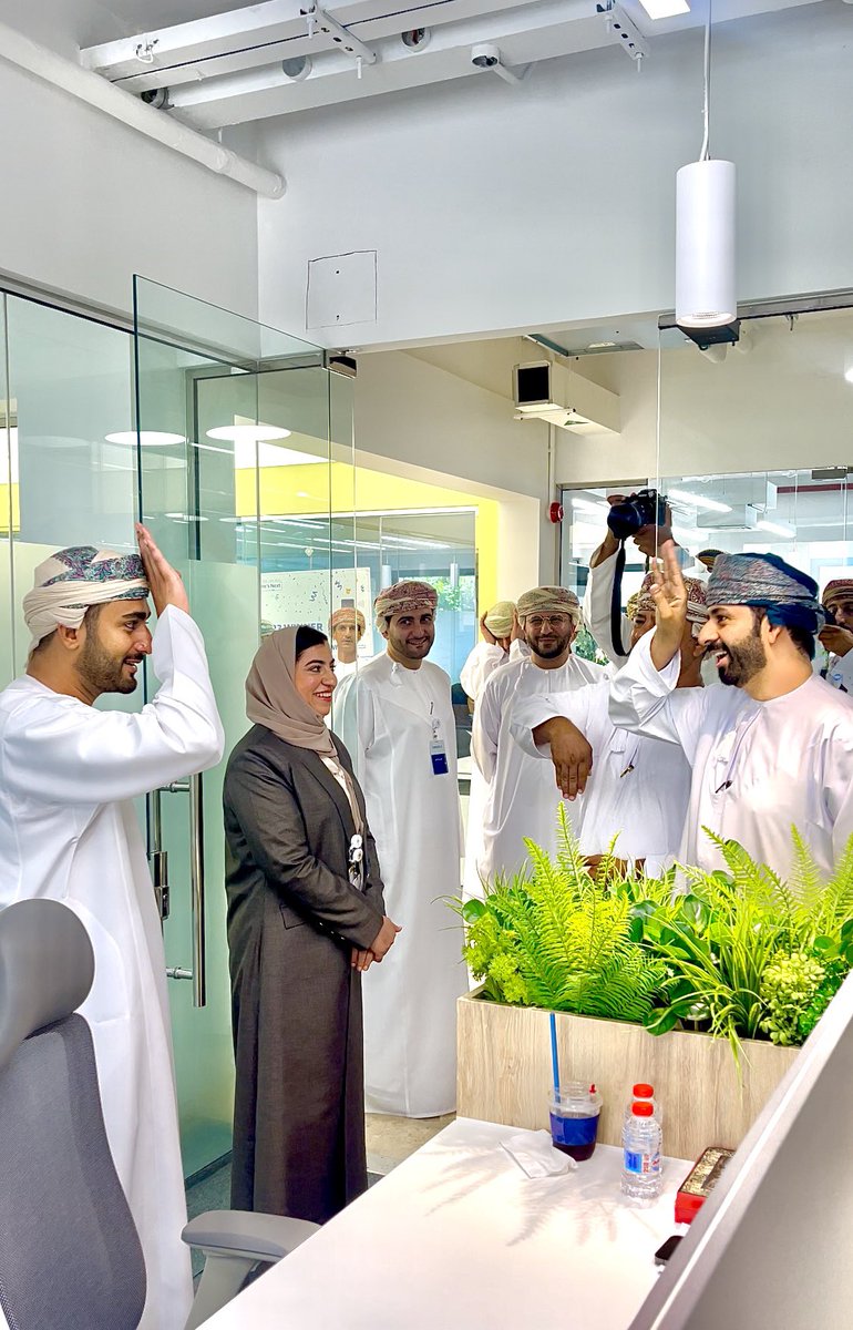 تشرفنا بالامس  بزيارة صاحب السمو 
السيد ذي يزن بن هيثم آل سعيد، 
لعرض خدمات الشركة و نجاحاتها،
وكما شاركناه حروف اسمه بلغة الإشارة 
🌟🌟🌟🌟🌟

#لغه_الاشارة
#صاحب_السمو_السيد_ذي_يزن