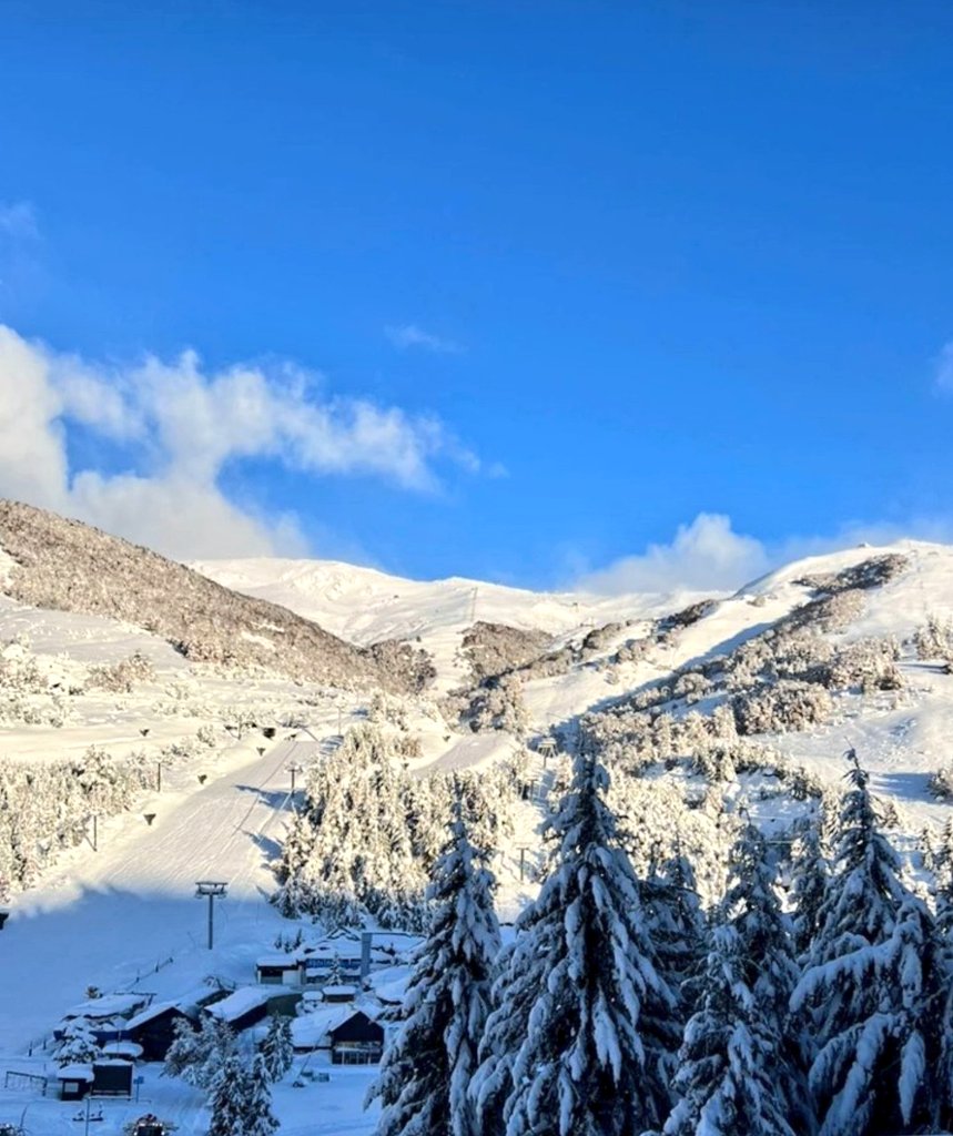 ¡Salió el Sol en la bella y nevada #Bariloche! ❄️🌞