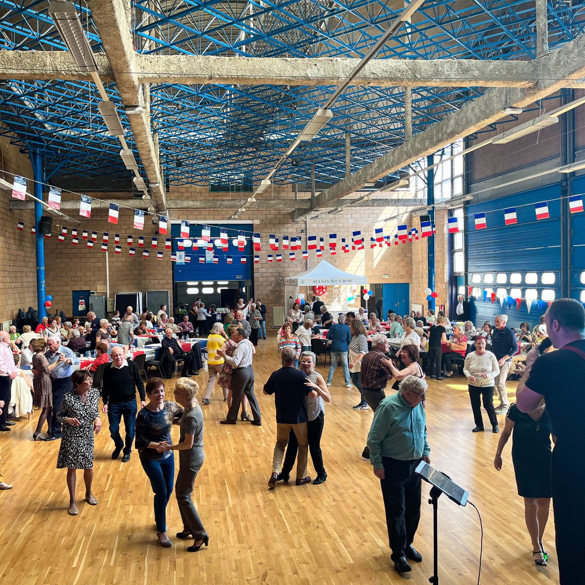 [EN IMAGES] 📸 Cet après-midi à la Salle Chanteloup se déroule le Bal de la Victoire. 🇫🇷 Un événement qui permet à nos seniors de profiter d'un moment festif et convivial !