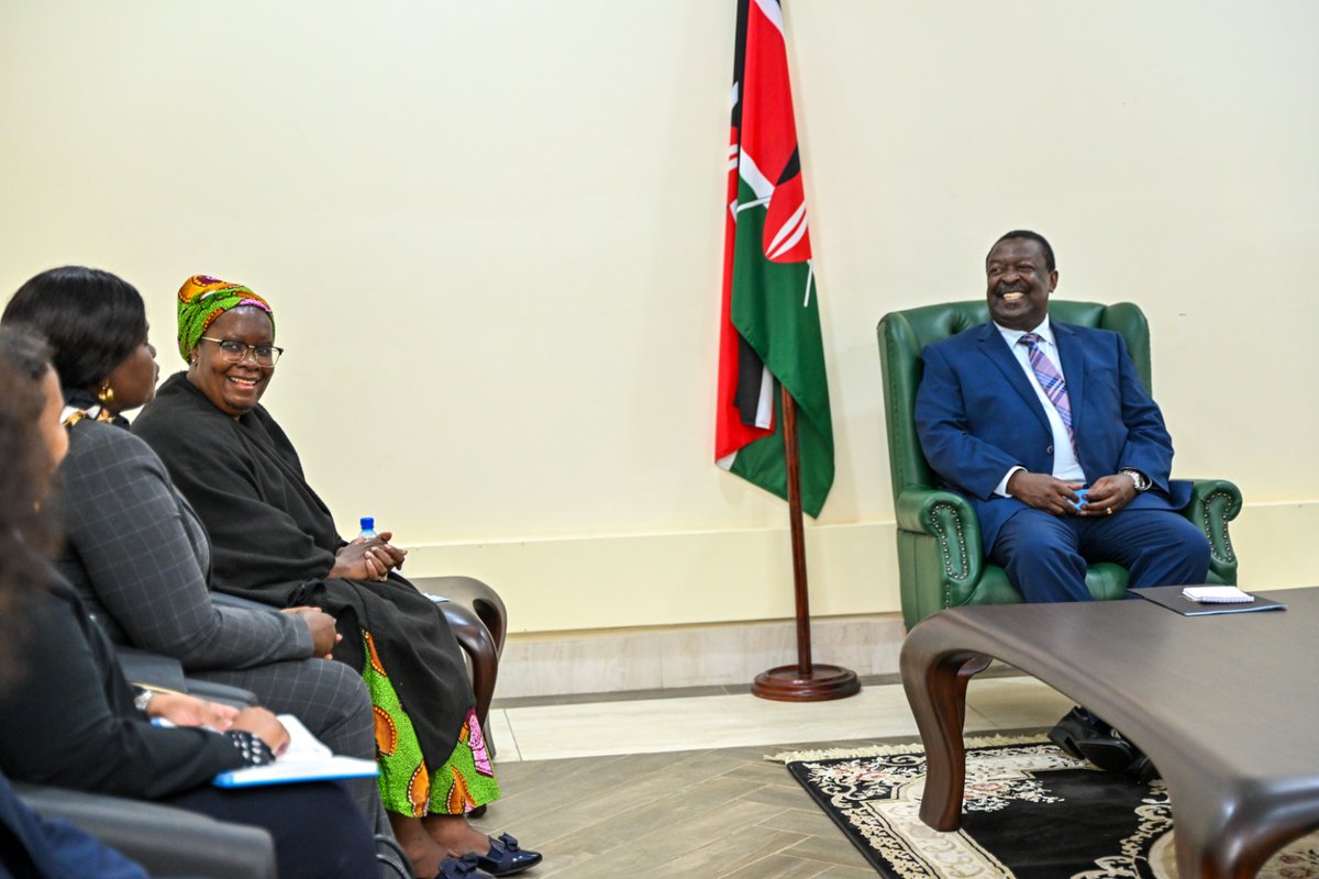 DED Gumbonzvanda @vanyaradzayi had a productive meeting with Hon. @MusaliaMudavadi, Prime Cabinet Secretary for Foreign & Diaspora Affairs, #Kenya. Key topics: 🇰🇪Renewed commitment to #GenerationEquality 🇰🇪Support for two-thirds gender principle 🇰🇪Increased budget for GEWE