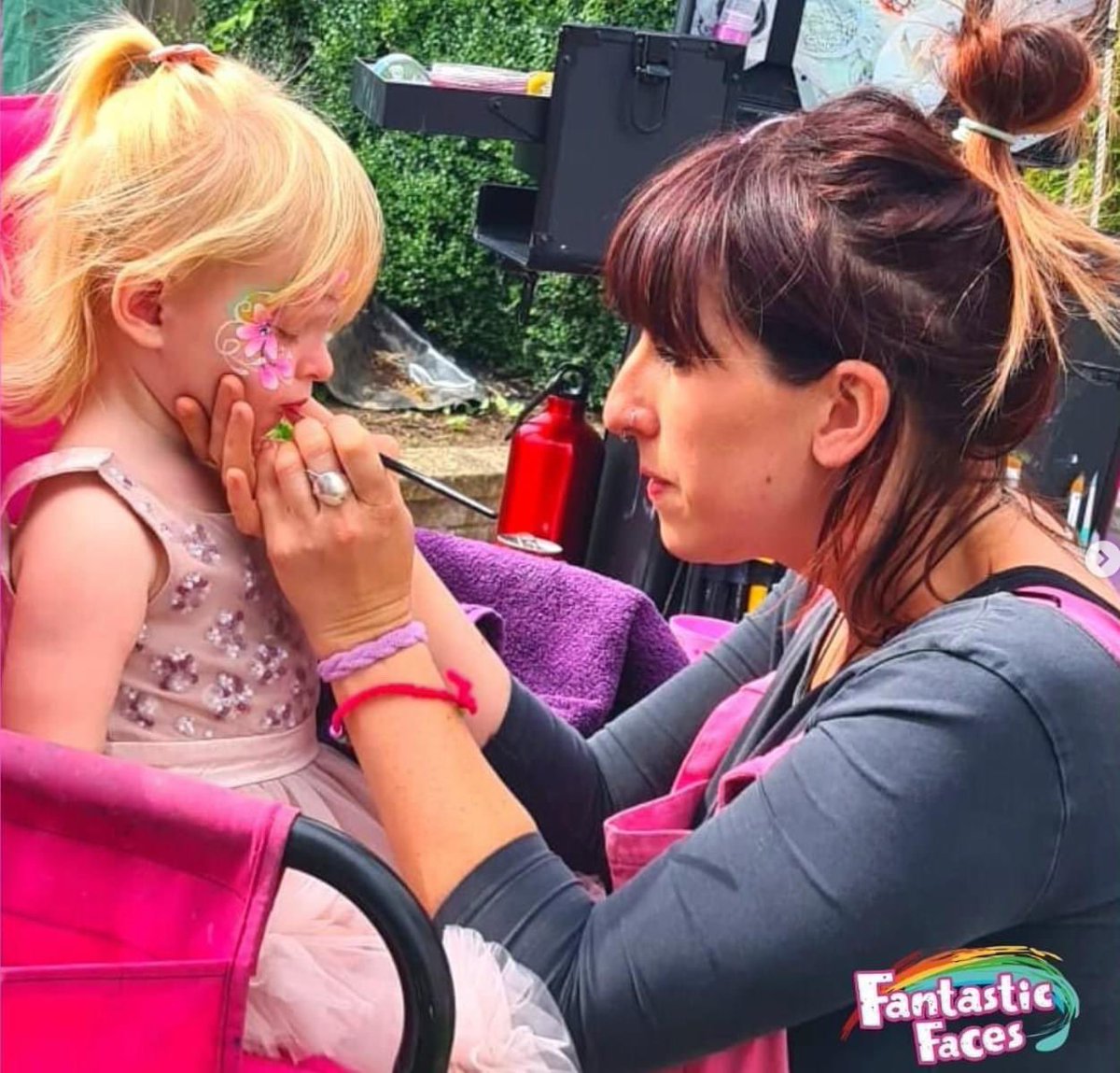 🌈KIDZONE🌈
Fantastic Faces will be returning and joining the KIDZONE on Saturday and Sunday by the TopSpec Arena. 
🤩 Face painting 
🙋‍♀️Hair braiding with plenty of colourful designs! 
🏅 Make your own rosette
🤠 Hobby horses
aged 12 and under get free entry to the event! 💜💚💙