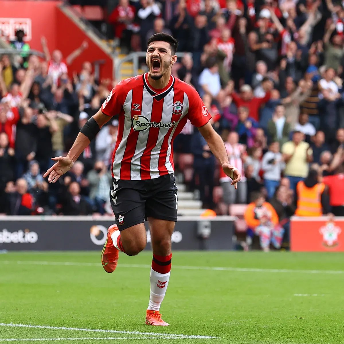 #SaintsFC get on this please 🙏 Armando Broja's Stats at Southampton: 📈 Minutes: 1978 Goals: 6 (xG: 6) Shots: 45 (oT: 21) Chances Created: 10 Fouls Won: 26 Possessions Won in Final Third: 30 Would you take him back? Also #CFC fans, how much would it cost?