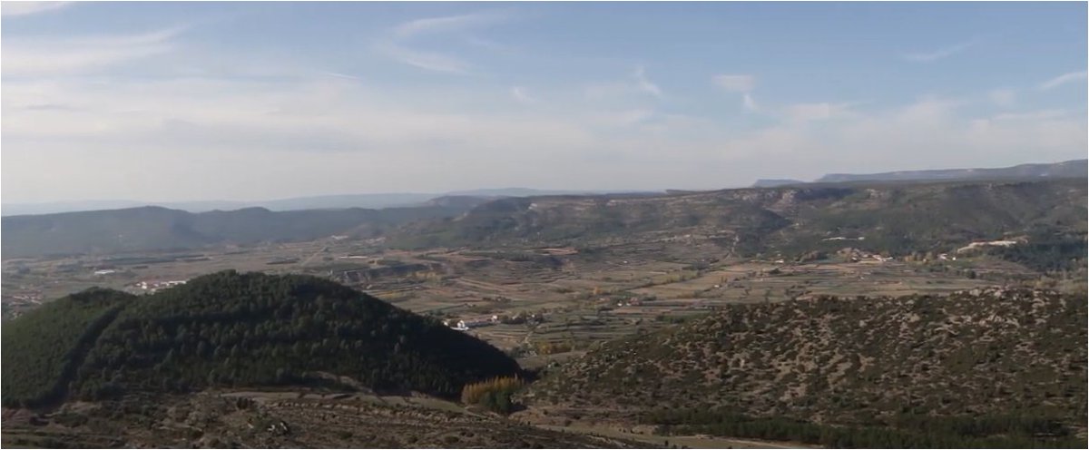 Feliz miércoles desde el 'Mirador de Santa Isabel', que nos ofrece vistas de la sierra de Javalambre y, en un plano medio, fondos de valle cercanos a Rubielos de Mora, con cultivos en las zonas bajas y laderas con pinares y matorrales mediterráneos.. 👉acortar.link/BDkCRc