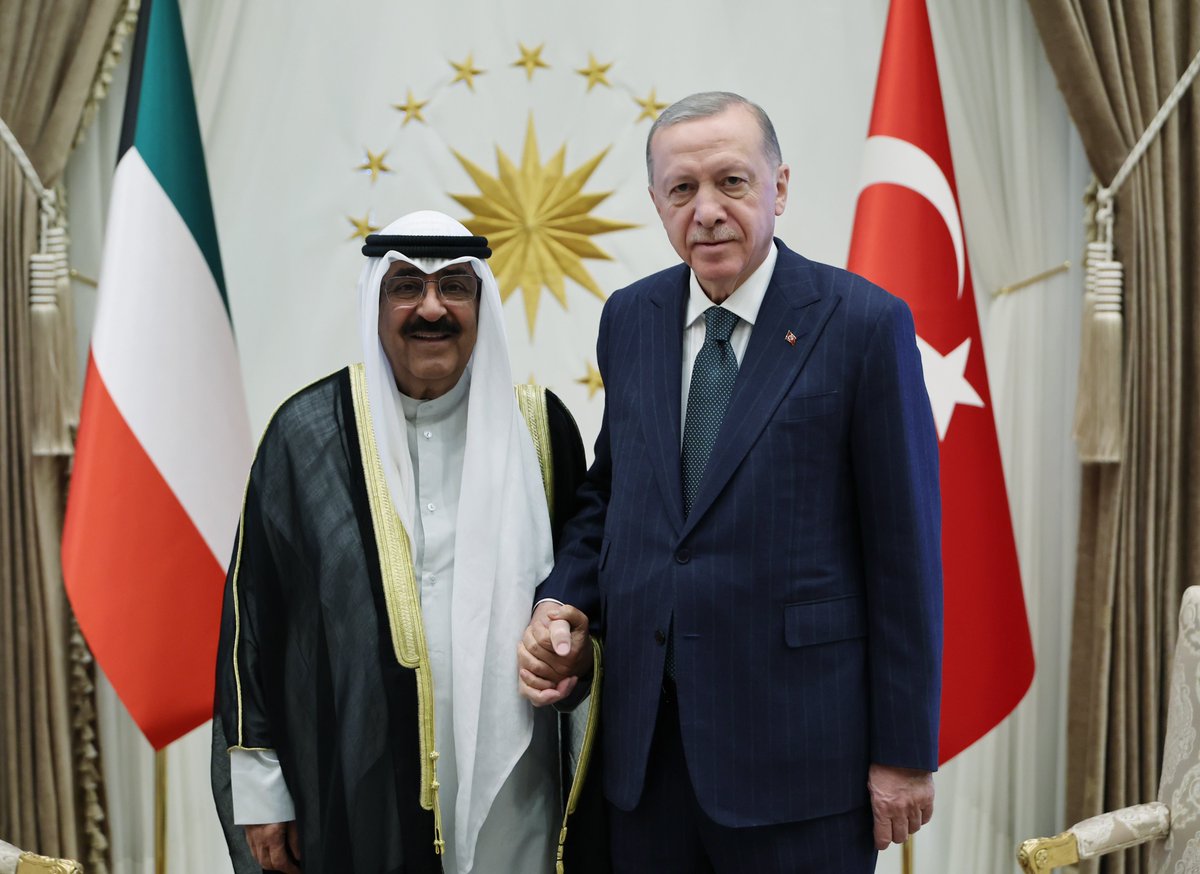 Cumhurbaşkanımız @RTErdogan, Kuveyt Devlet Emiri Şeyh Mişal El Ahmed El Cabir El Sabah ile görüştü.