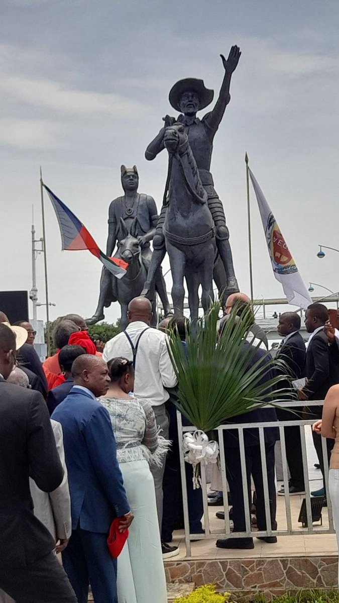 El pasado mes de abril en Malabo, Guinea Ecuatorial, se inauguró este monumento en recuerdo de «don Quijote de la Mancha» y laherencia hispana del país africano.
Siempre he pensado que desde España tenemos una cuenta pendiente con los guineanos.
