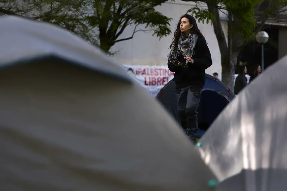 Las acampadas por la libertad de Palestina llegan al campus de la UPNA.
La organización estudiantil @ikasle_abertzaleak, convocó la protesa bajo el lema global #StudentsForGaza  y comenzó ayer con el montaje de las tiendas.
Pamplona-Iruña.
6 de mayo de 2024.
2024ko maiatzaren 6a.