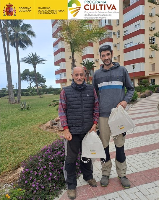 CoopsAgroAND's tweet image. Ya ha comenzado su estancia gratuita de #ProgramaCULTIVA el joven agricultor extremeño Carlos Ferreiro, que ha recibido los materiales de su anfitrión, Álvaro Bazán. Se incorpora a su finca en Lagos (Velez-Málaga), en la que coexiste el aguacate en ecológico junto a invernaderos